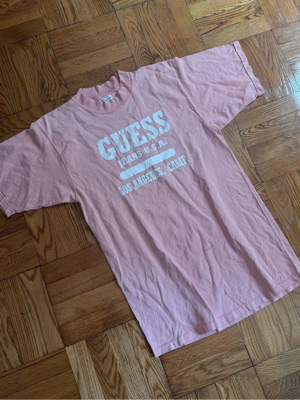 Vintage Guess by Georges Marciano Spell Out Varsity Pink T-Shirt USA Cotton - Picture 3 of 8